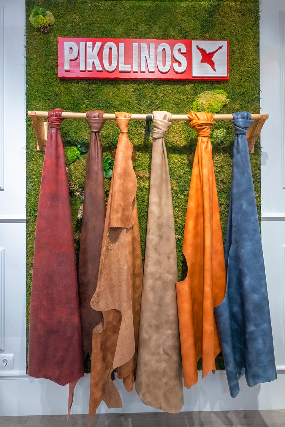 Image de peaux suspendues au-dessus d'un jardin vertical dans le magasin Pikolinos.